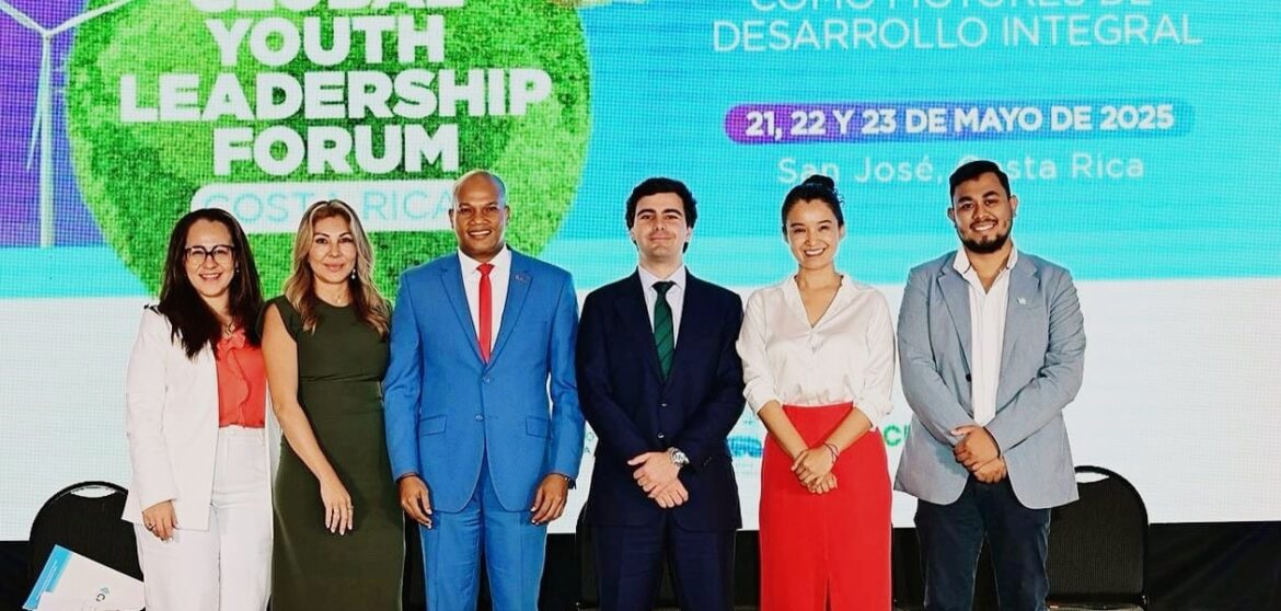El presidente de CAESCO junto a los demás panelistas.