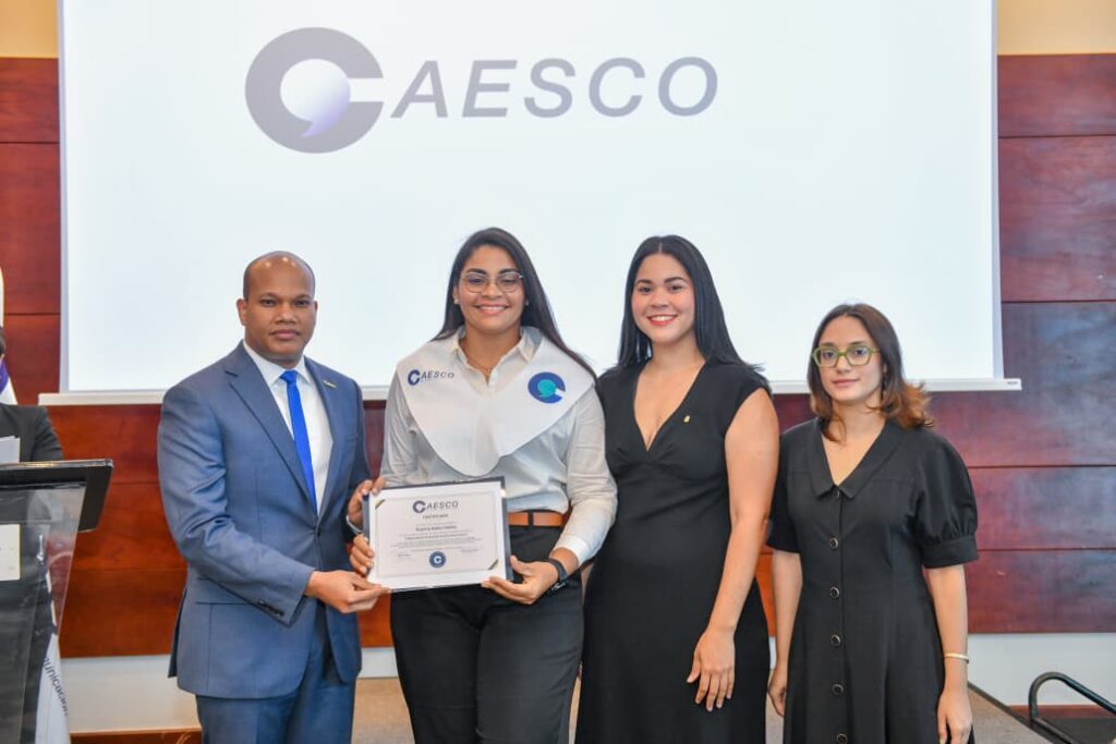 CAESCO gradúa primer grupo de líderes en Innovación Social y Comunitaria